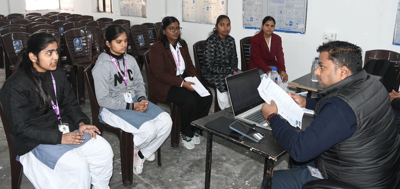 इंदिरा नगर के राजकीय पॉलिटेक्निक में प्लेसमेंट इंटरव्यू देती छात्राएं