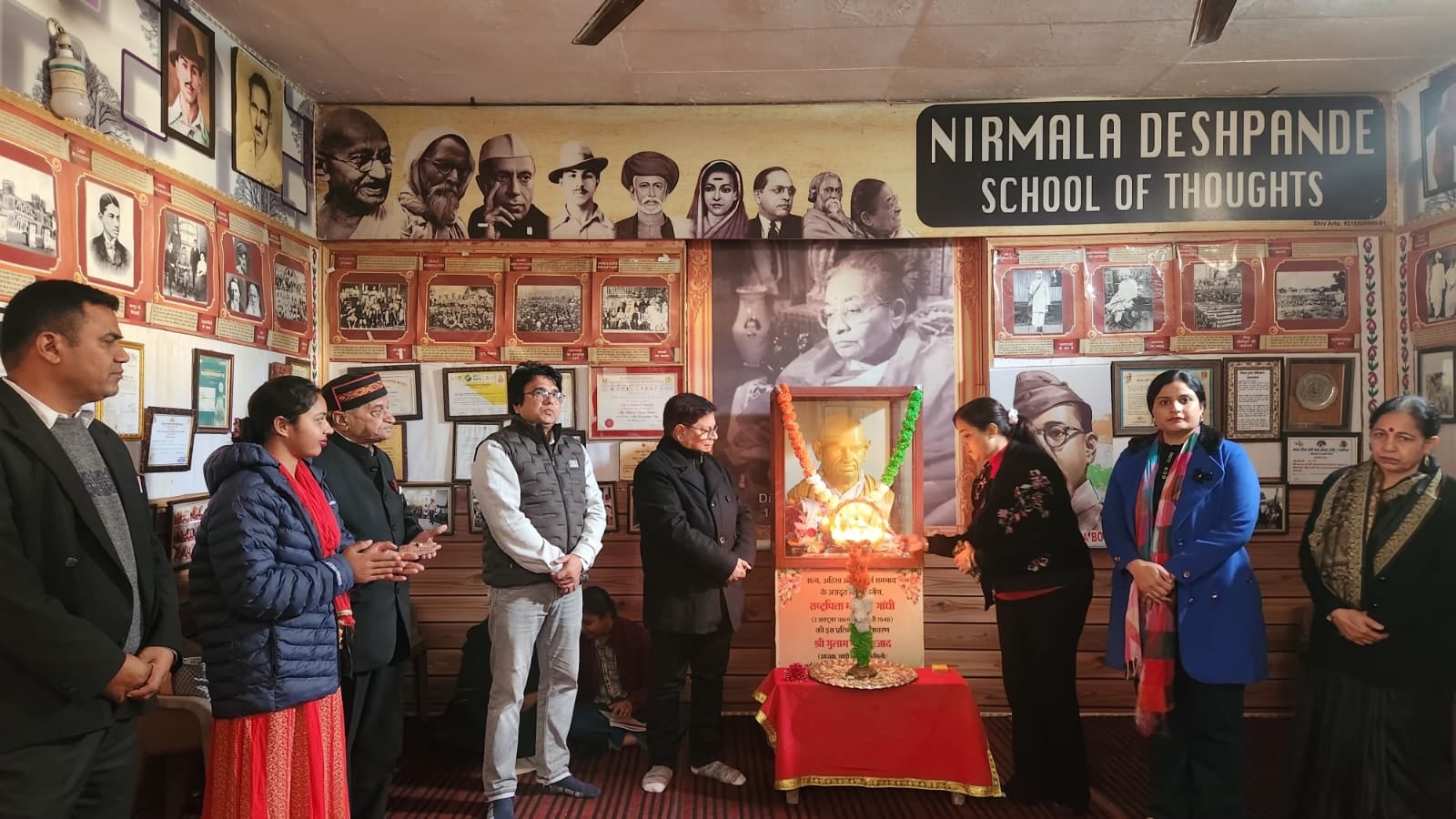 जिला कांग्रेस भवन में महात्मा गांधी की फोटो पर पुष्प अर्पित करते कांग्रेस के शहरी जिलाध्यक्ष बल जिला कांग्रेस भवन में महात्मा गांधी की फोटो पर पुष्प अर्पित करते कांग्रेस के शहरी जिलाध्यक्ष बल