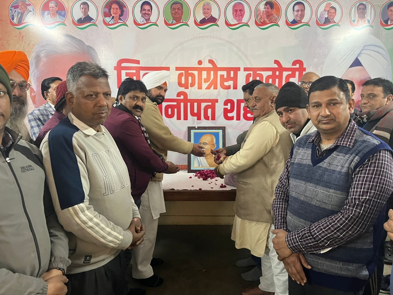 जिला कांग्रेस भवन में महात्मा गांधी की फोटो पर पुष्प अर्पित करते कांग्रेस के शहरी जिलाध्यक्ष बल जिला कांग्रेस भवन में महात्मा गांधी की फोटो पर पुष्प अर्पित करते कांग्रेस के शहरी जिलाध्यक्ष बल