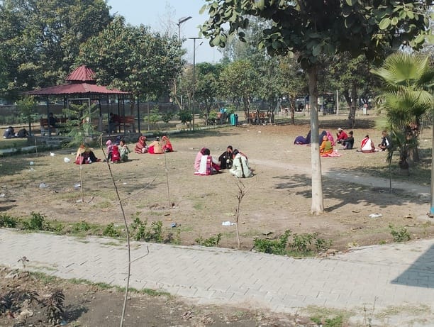 जिला सचिवालय पार्क में धूप सेकते लोग। संवाद