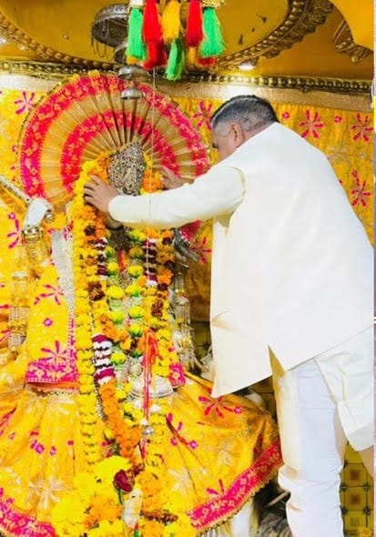 कुरुक्षेत्र। गांव धनीरामपुरा स्थित सिद्ध पीठ माता बगलामुखी मंदिर में मूर्ति पर पुष्पमाला चढ़ाते कुरुक्षेत्र। गांव धनीरामपुरा स्थित सिद्ध पीठ माता बगलामुखी मंदिर में मूर्ति पर पुष्पमाला चढ़ाते
