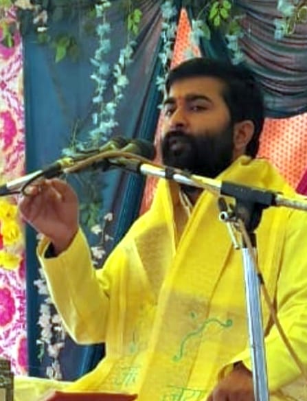 कुर्रिया कलां के ग्राम पल्हौरा स्थित शिवमंदिर पर आयोजित भागवत कथा में प्रसंग सुनते श्रद्धालु। 