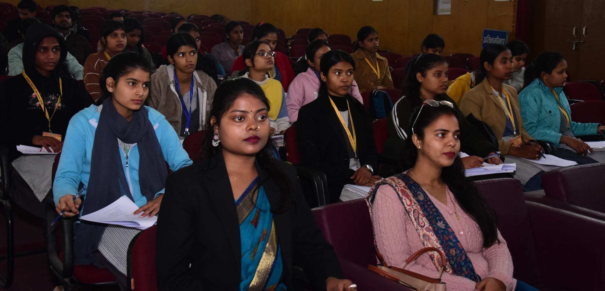 कार्यक्रम में मौजूद लोग। कार्यक्रम में मौजूद लोग।
