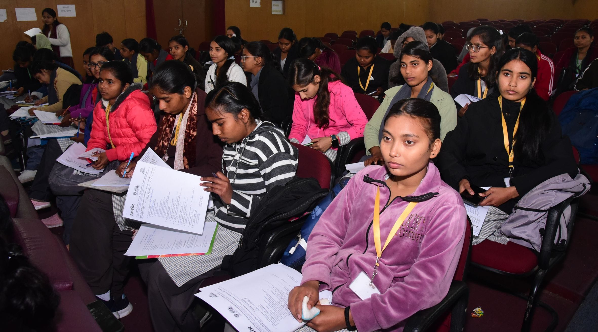 कार्यक्रम में मौजूद लोग। कार्यक्रम में मौजूद लोग।