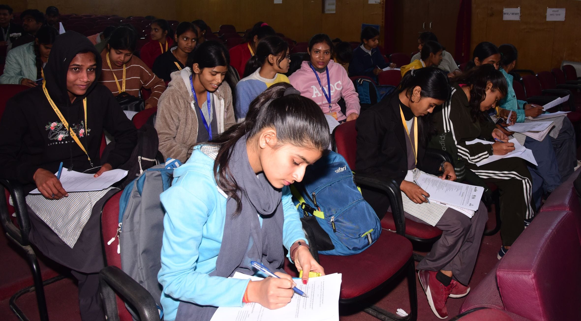 कार्यक्रम में मौजूद लोग। कार्यक्रम में मौजूद लोग।