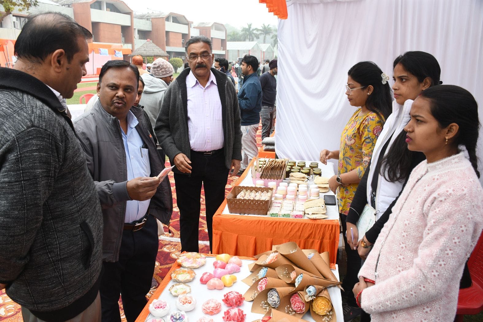 केंद्रीय औषधीय एवं सुगंध पौधा संस्थान (सीमैप) लखनऊ में शुक्रवार को दो दिवसीय किसान मेला-2026 का