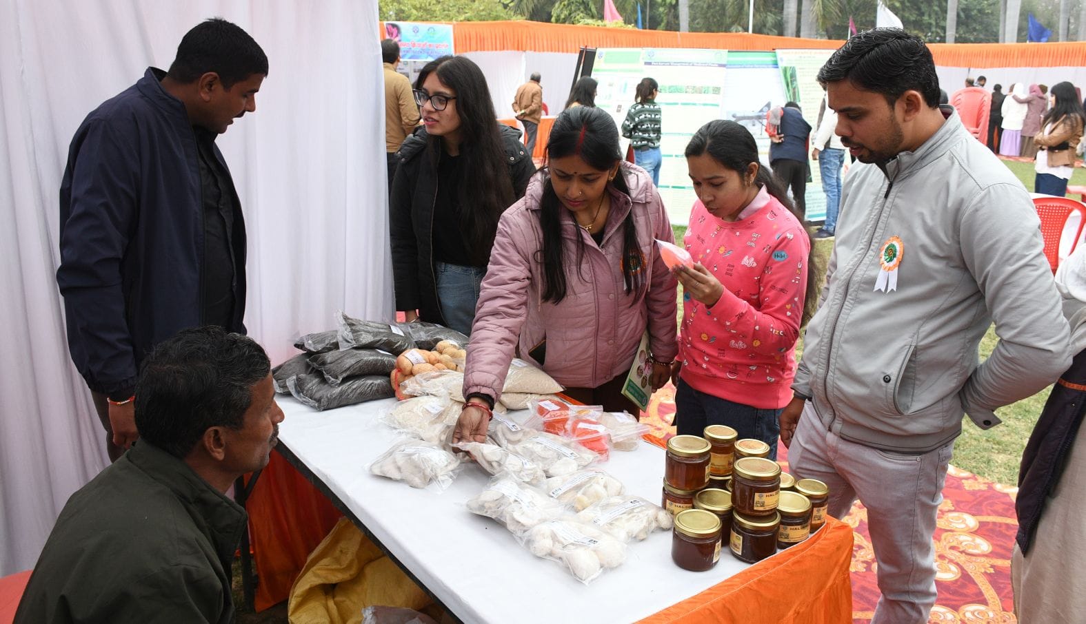 केंद्रीय औषधीय एवं सुगंध पौधा संस्थान (सीमैप) लखनऊ में शुक्रवार को दो दिवसीय किसान मेला-2026 का