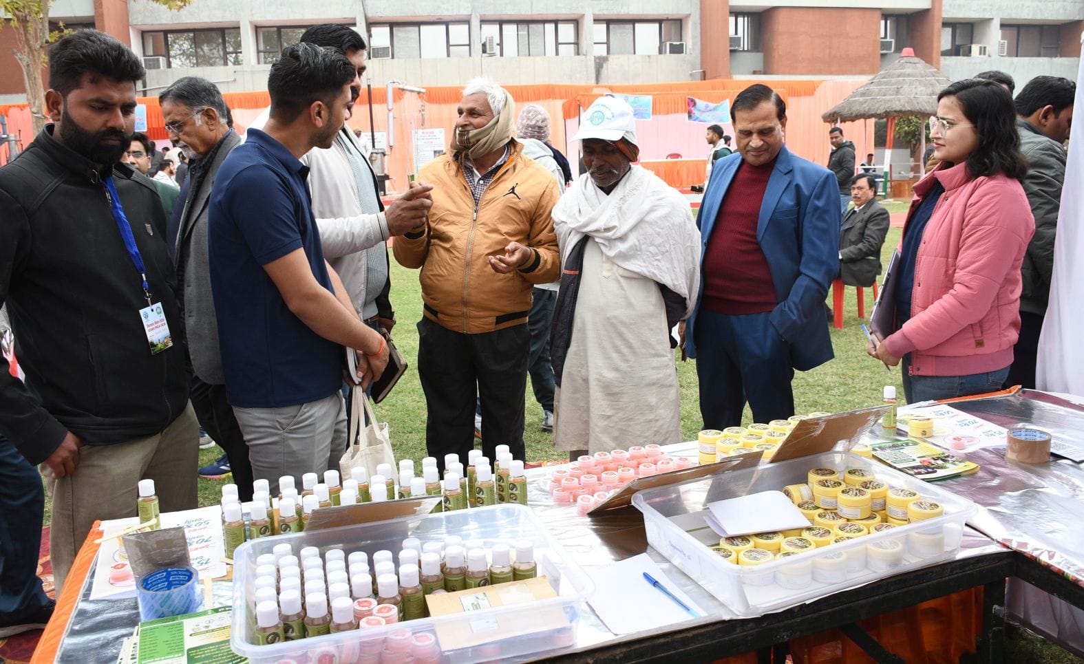 केंद्रीय औषधीय एवं सुगंध पौधा संस्थान (सीमैप) लखनऊ में शुक्रवार को दो दिवसीय किसान मेला-2026 का