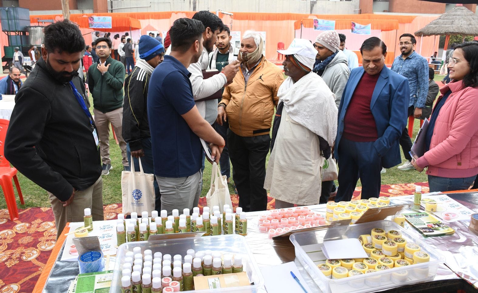 केंद्रीय औषधीय एवं सुगंध पौधा संस्थान (सीमैप) लखनऊ में शुक्रवार को दो दिवसीय किसान मेला-2026 का
