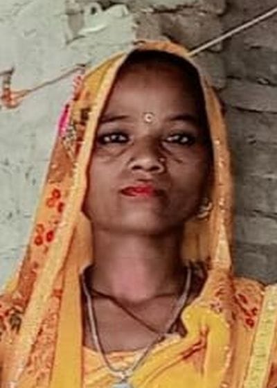 महिला की मौँत के बाद सिटी अस्पताल के बाहर पहुंचे परिजन व ग्रामीण। संवाद महिला की मौँत के बाद सिटी अस्पताल के बाहर पहुंचे परिजन व ग्रामीण। संवाद