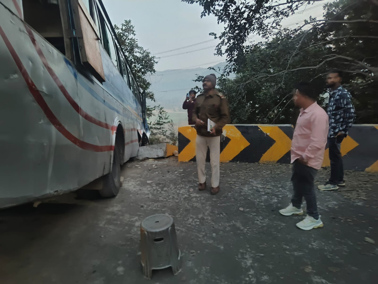 मैहर में सड़क हादसा बस पहाड़ी में लटकी