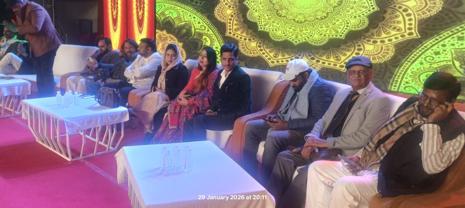 महोत्सव मंच पर कवि सम्मेलन में अपनी कविता पढ़ते कवि-संवाद