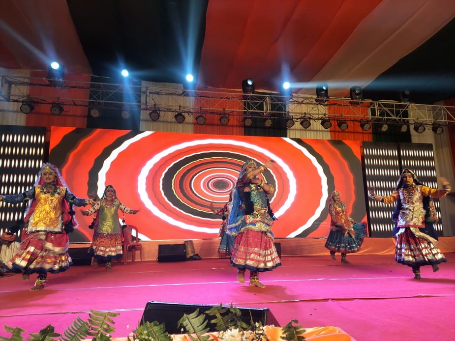 महोत्सव मंच पर निर्गुण त्रिधारा भक्ति उत्सव के तहत कार्यक्रम प्रस्तुत करती कलाकार-संवाद