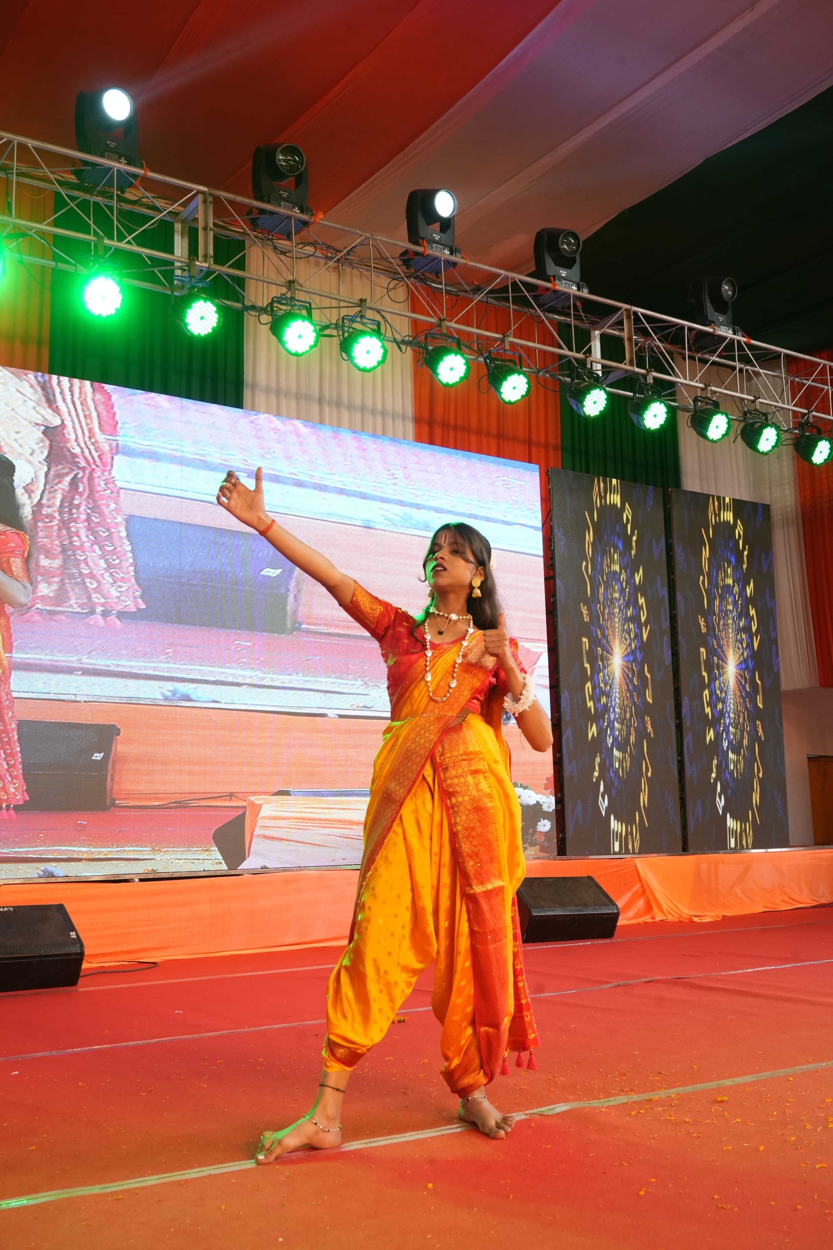 महोत्सव मंच पर निर्गुण त्रिधारा भक्ति उत्सव के तहत कार्यक्रम प्रस्तुत करती कलाकार-संवाद