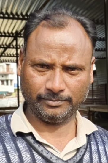 मेला मैदान चौराहे के पास बीच सड़क पर बस रोककर सवारियों को चढाते-उतारते हुए।