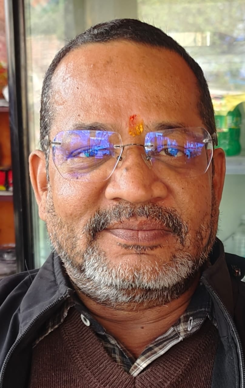 मेला मैदान चौराहे के पास बीच सड़क पर बस रोककर सवारियों को चढाते-उतारते हुए।