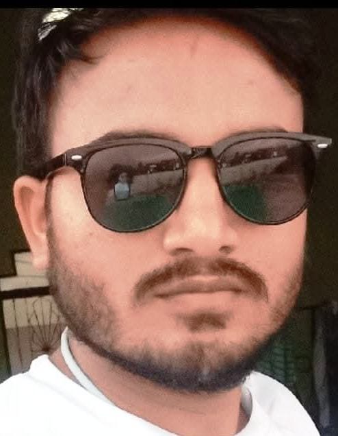 मैलानी में खड़ी एक्सप्रेस ट्रेन। संवाद
