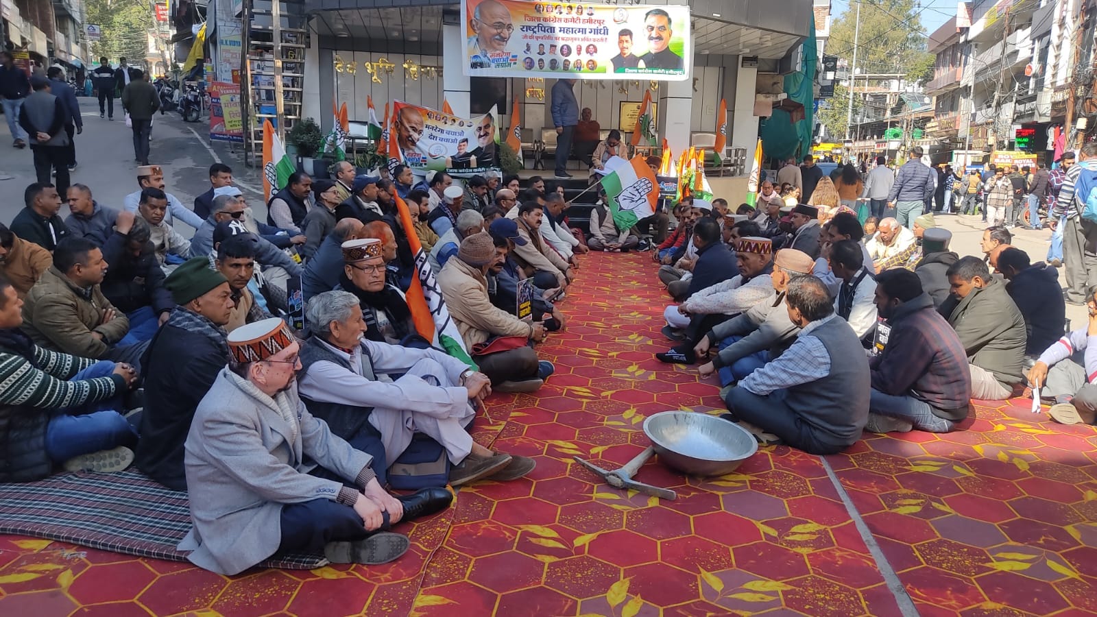 मनरेगा योजना में हुए बदलाव के विरोध में रैली निकालते कांग्रेस नेता एवं कार्यकर्ता। संवाद।