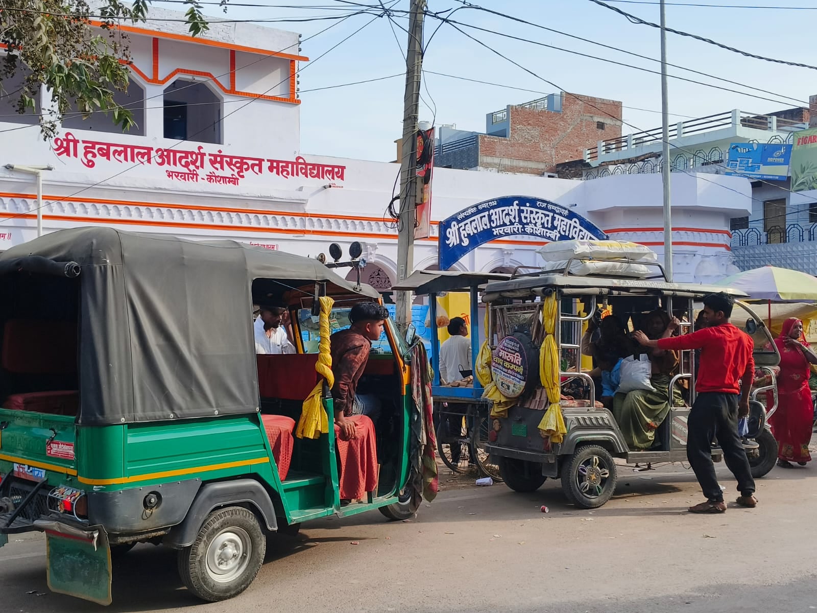 मूरतगंज बाजार के पास बने टेंपो-टैक्सी स्टैंड में पसरा सन्नाटा। संवाद मूरतगंज बाजार के पास बने टेंपो-टैक्सी स्टैंड में पसरा सन्नाटा। संवाद