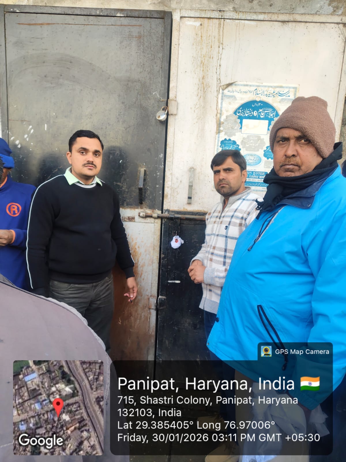 मीट की दुकान सील करते निगम के अधिकारी। स्रोत : नगर निमम