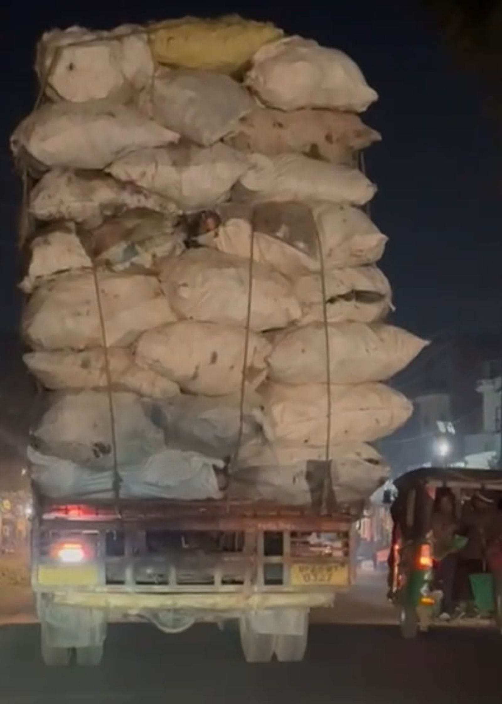 पुलिस के सामने शहर के नवादा चौराहे से जाते ओवरलोड ट्रक व गन्नने से लदे ट्रैक्टश्र-ट्राली।संवाद पुलिस के सामने शहर के नवादा चौराहे से जाते ओवरलोड ट्रक व गन्नने से लदे ट्रैक्टश्र-ट्राली।संवाद