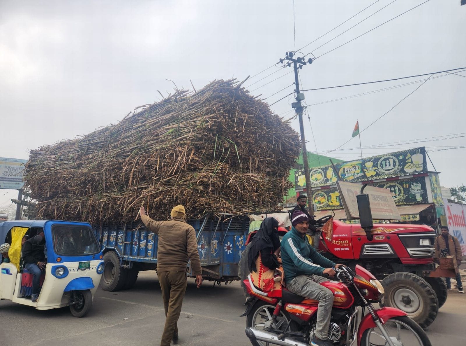पुलिस के सामने शहर के नवादा चौराहे से जाते ओवरलोड ट्रक व गन्नने से लदे ट्रैक्टश्र-ट्राली।संवाद पुलिस के सामने शहर के नवादा चौराहे से जाते ओवरलोड ट्रक व गन्नने से लदे ट्रैक्टश्र-ट्राली।संवाद