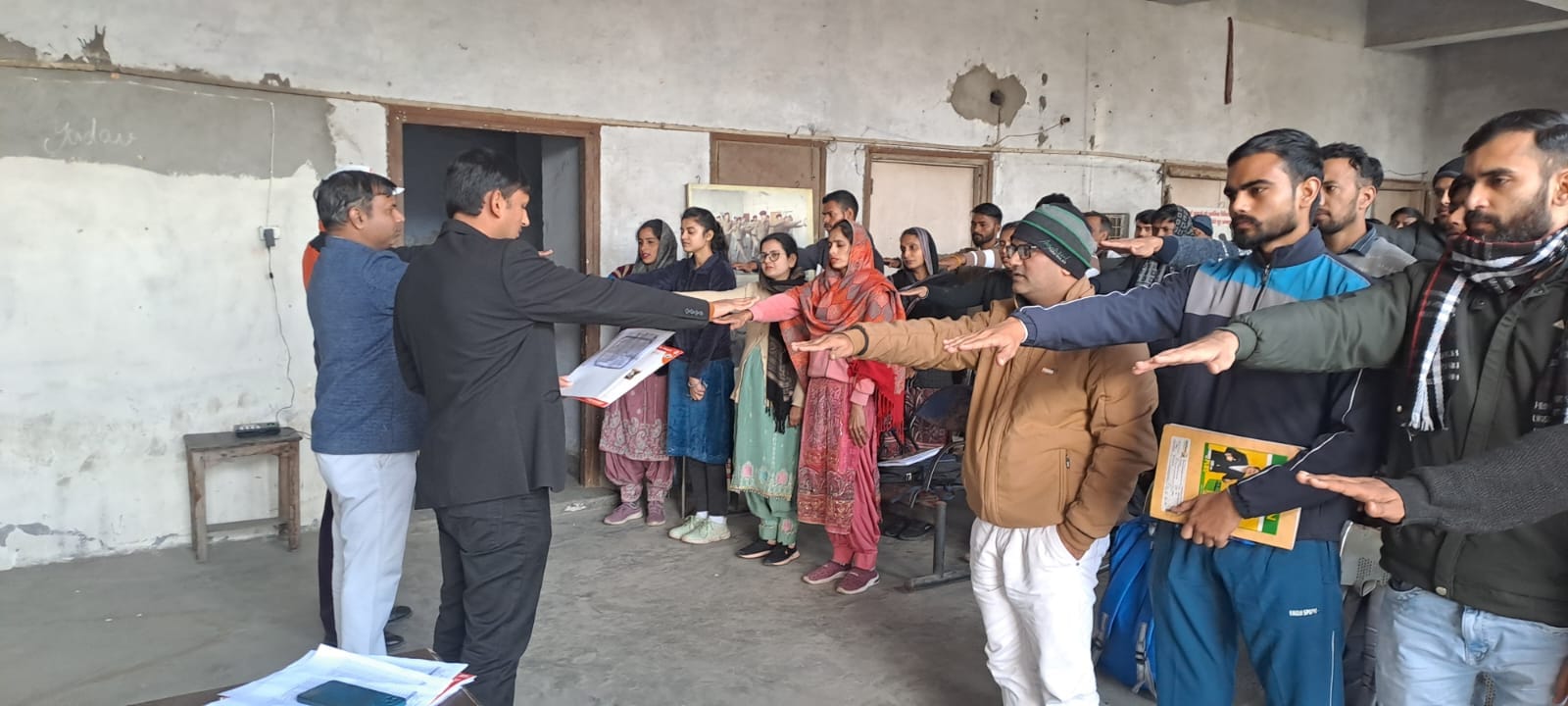 रेडक्रॉस में प्रशिक्षुओं को शपथ दिलाते एसडीएम मनदीप कुमार। स्रोत : सूचना विभाग रेडक्रॉस में प्रशिक्षुओं को शपथ दिलाते एसडीएम मनदीप कुमार। स्रोत : सूचना विभाग