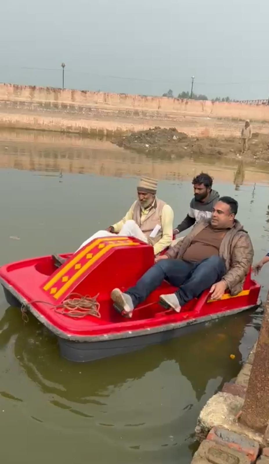 सरस्व्ती धाम पर बने घाट पर आईं बोट। संवाद