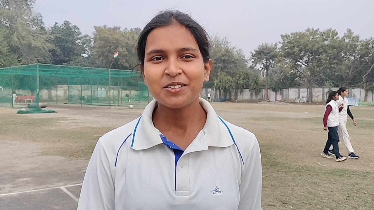 शाह क्लब के मैदान पर शहीद कप महिला क्रिकेट टूर्नामेंट में शॉट लगाती अंशिका। संवाद