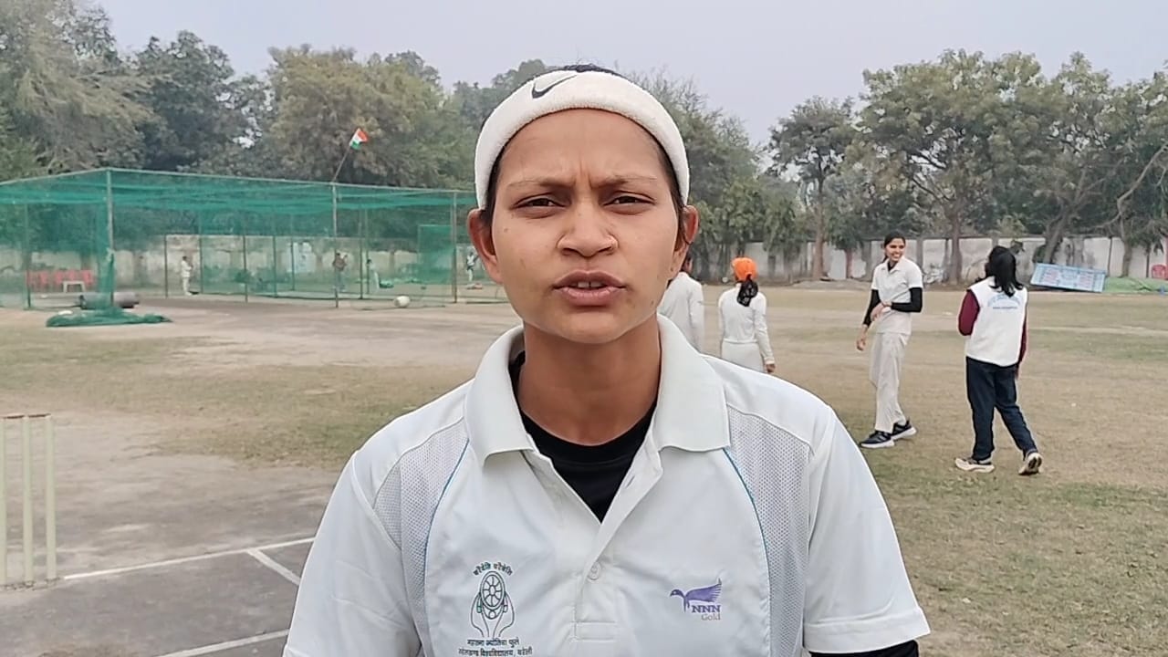 शाह क्लब के मैदान पर शहीद कप महिला क्रिकेट टूर्नामेंट में शॉट लगाती अंशिका। संवाद