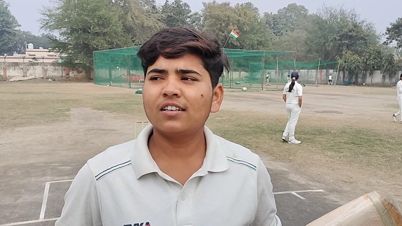 शाह क्लब के मैदान पर शहीद कप महिला क्रिकेट टूर्नामेंट में शॉट लगाती अंशिका। संवाद