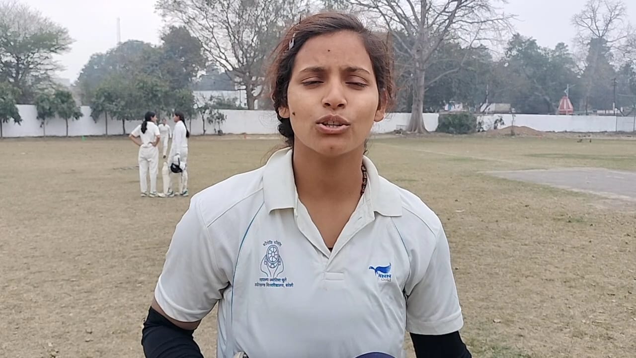 शाह क्लब के मैदान पर शहीद कप महिला क्रिकेट टूर्नामेंट में शॉट लगाती अंशिका। संवाद