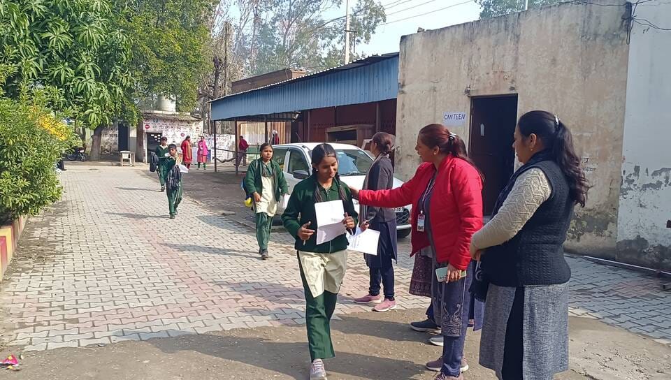 शहर के पुलिस लाइन राजकीय स्कूल में रोल नंबर चेक करते हुए परीक्षार्थी। संवाद