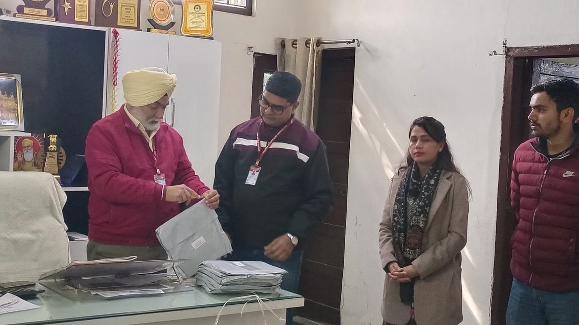 शहर के पुलिस लाइन राजकीय स्कूल में रोल नंबर चेक करते हुए परीक्षार्थी। संवाद शहर के पुलिस लाइन राजकीय स्कूल में रोल नंबर चेक करते हुए परीक्षार्थी। संवाद