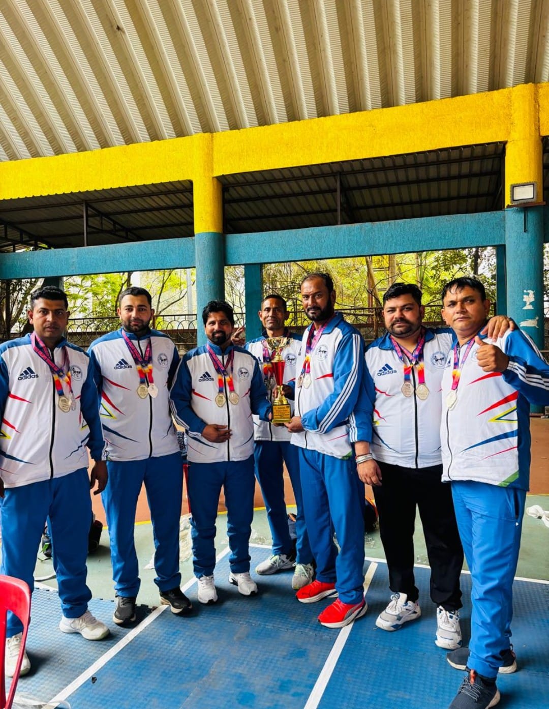 ट्रॉफी के साथ हरियाणा की टीम। संवाद