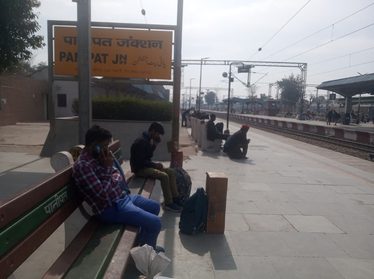 ट्रेनों का इंतजार करते यात्री। संवाद