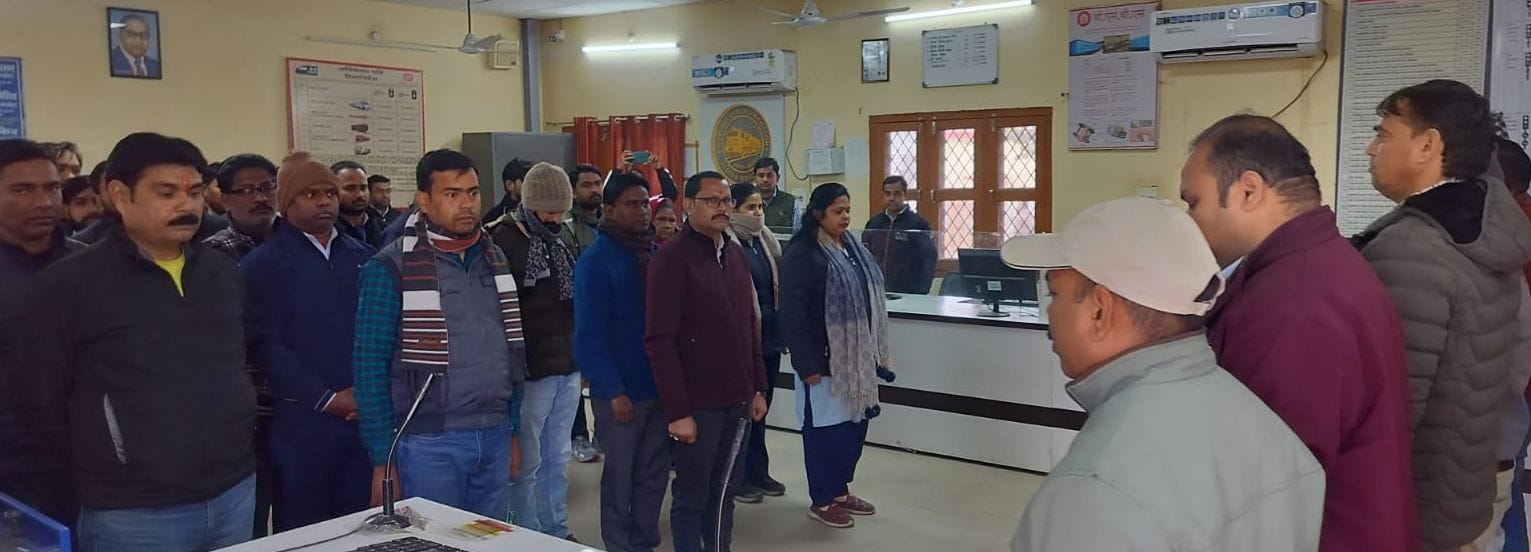 टाउन हॉल में कांग्रेस कार्यालय परमहात्मा गांधी के चित्र पर पुष्पांजलि अर्पित करते कांग्रेस के प