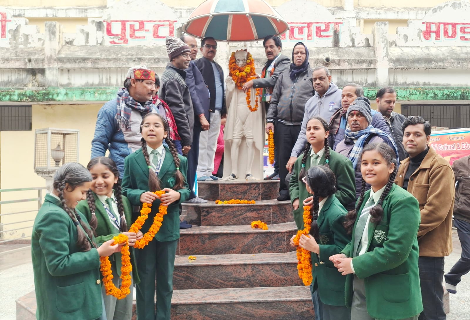 टाउन हॉल में कांग्रेस कार्यालय परमहात्मा गांधी के चित्र पर पुष्पांजलि अर्पित करते कांग्रेस के प