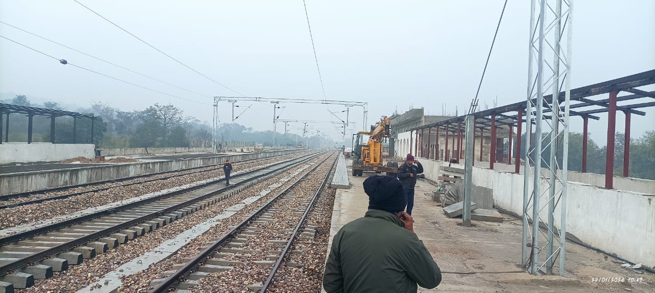 दौलतपुर चौक के साथ मरवाड़ी में हाइवे के ऊपर बने ओवर ब्रिज के ऊपर से ट्रायल करता माल गाड़ी का ईंजन दौलतपुर चौक के साथ मरवाड़ी में हाइवे के ऊपर बने ओवर ब्रिज के ऊपर से ट्रायल करता माल गाड़ी का ईंजन