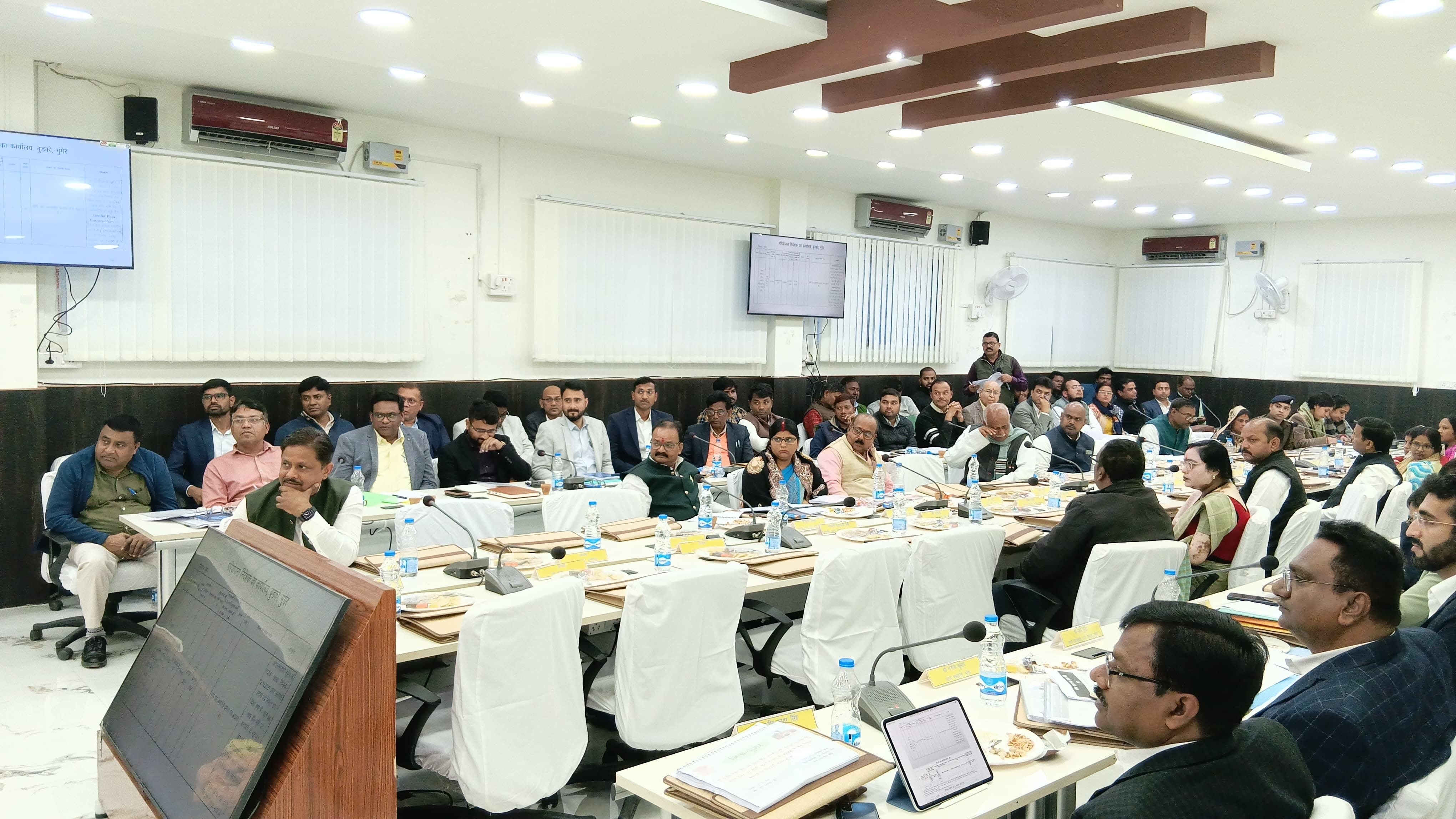 दिशा की बैठक में पहुंचे केंद्रीय मंत्री ललन सिंह अधिकारी को लगे जमकरफटकार दिशा की बैठक में पहुंचे केंद्रीय मंत्री ललन सिंह अधिकारी को लगे जमकरफटकार