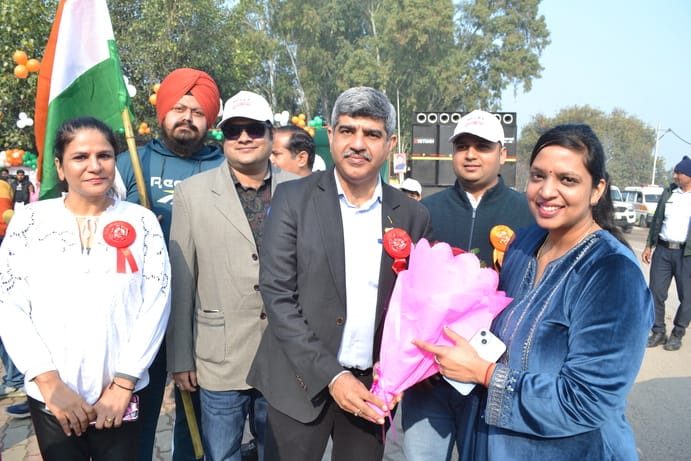 01 उजाला सिग्नस की ओर से निकाली गई वाकथान और तिरंगा यात्रा का हरी झंडी दिखाकर रवाना करते रोहित 