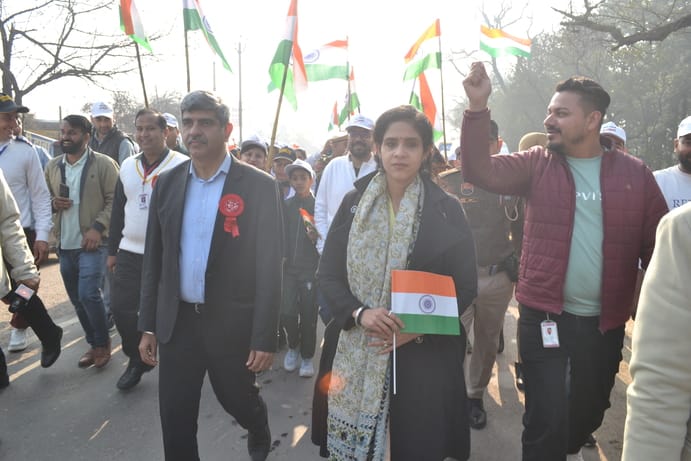01 उजाला सिग्नस की ओर से निकाली गई वाकथान और तिरंगा यात्रा का हरी झंडी दिखाकर रवाना करते रोहित 
