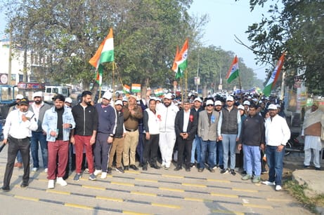 01 उजाला सिग्नस की ओर से निकाली गई वाकथान और तिरंगा यात्रा का हरी झंडी दिखाकर रवाना करते रोहित 
