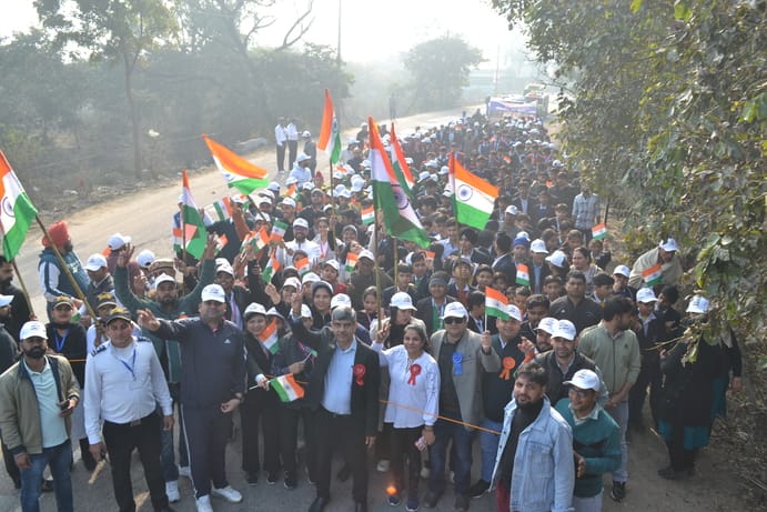 01 उजाला सिग्नस की ओर से निकाली गई वाकथान और तिरंगा यात्रा का हरी झंडी दिखाकर रवाना करते रोहित 