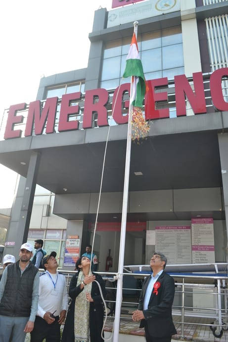 01 उजाला सिग्नस की ओर से निकाली गई वाकथान और तिरंगा यात्रा का हरी झंडी दिखाकर रवाना करते रोहित 