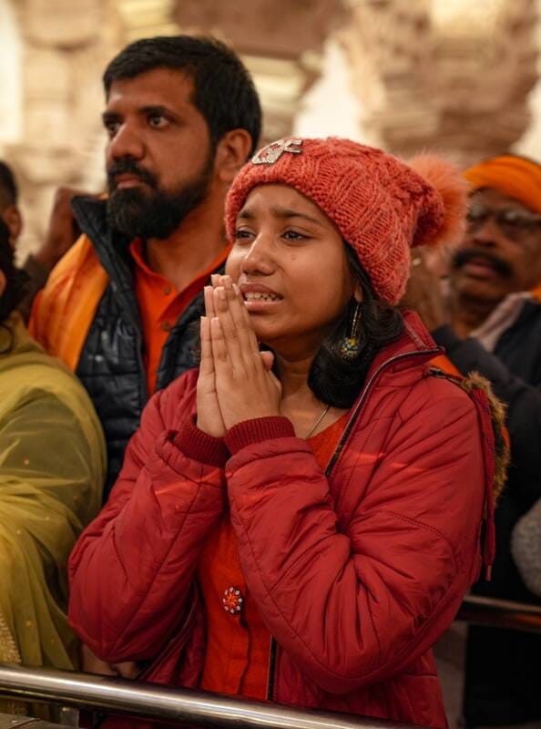 02- राममंदिर दर्शन कर सुग्रीव पथ से बाहर निकलते श्रद्धालु- संवाद