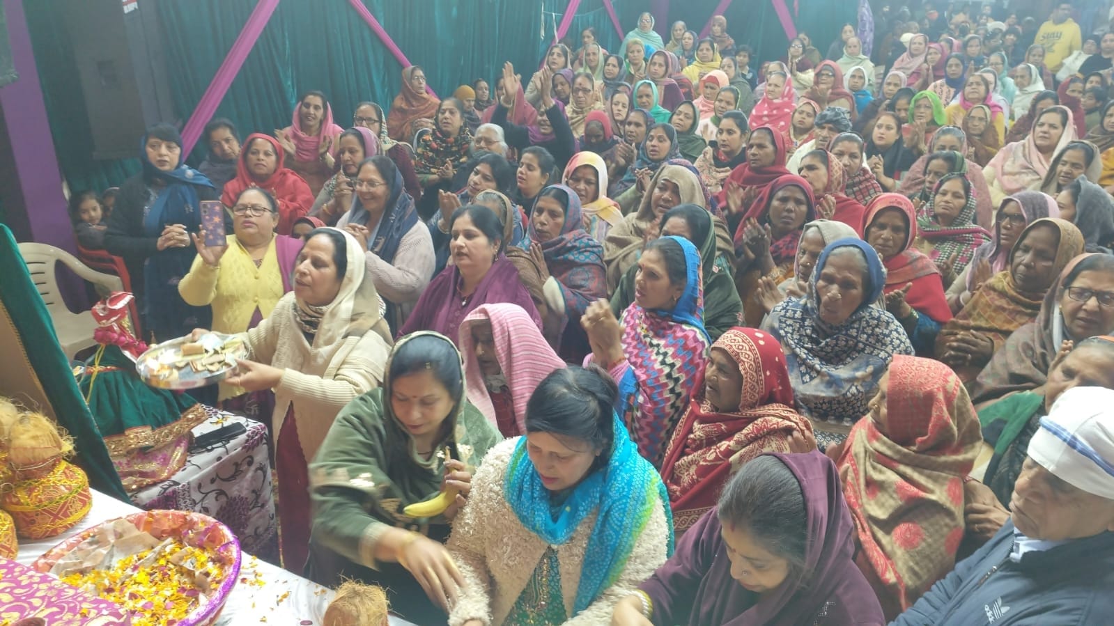 18...माता दरवाजा स्थित संकट मोचन मंदिर में आयोजित कार्यक्रम के दौरान हनुमान कथा का वर्णन करती स