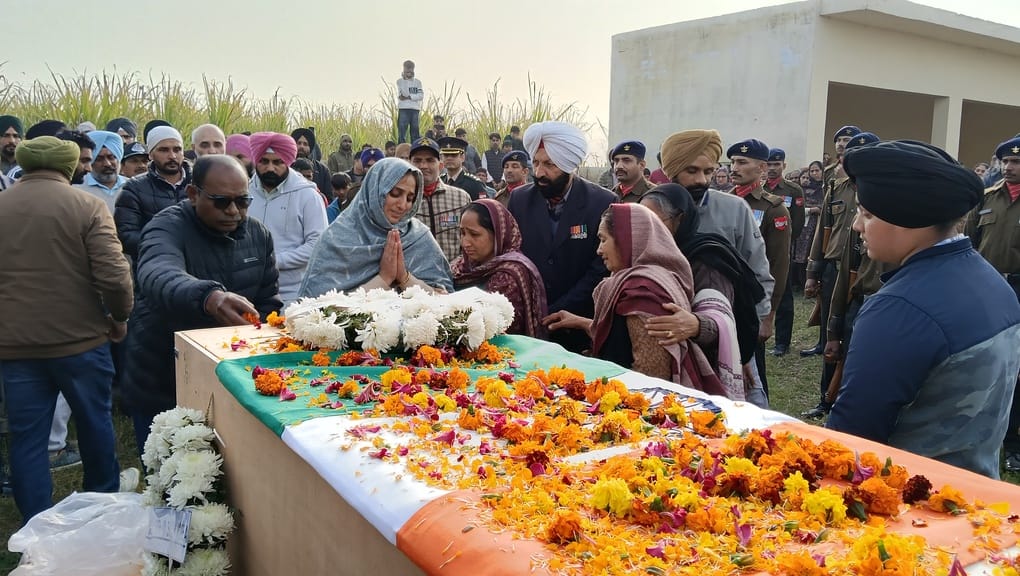 बाबैन। सरदार हवलदार हरजिंदर सिंह के पार्थिव शव पर विलाप करते हुए परिजन। वायरल वीडियो बाबैन। सरदार हवलदार हरजिंदर सिंह के पार्थिव शव पर विलाप करते हुए परिजन। वायरल वीडियो