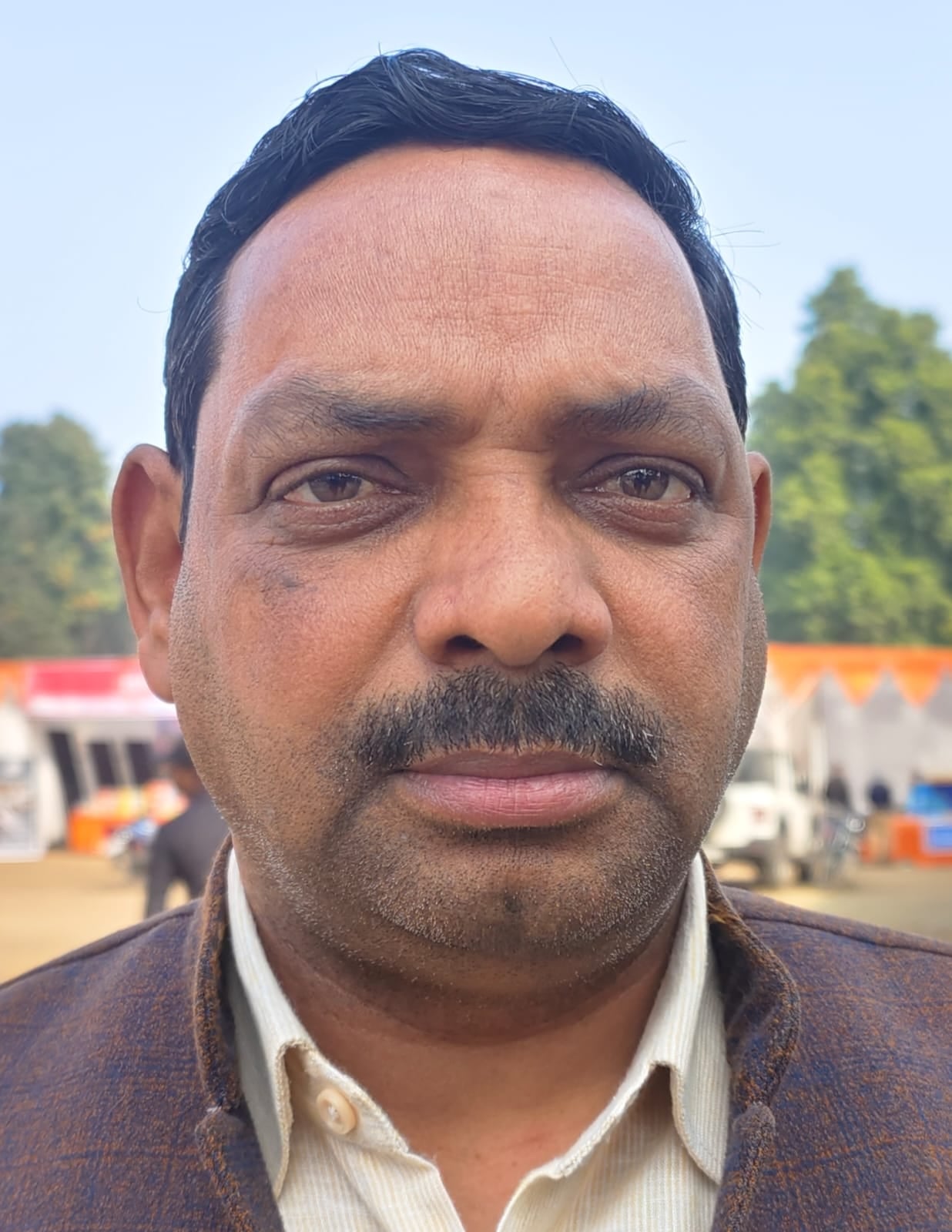 बजट पर चर्चा करते व्यापारी। संवाद