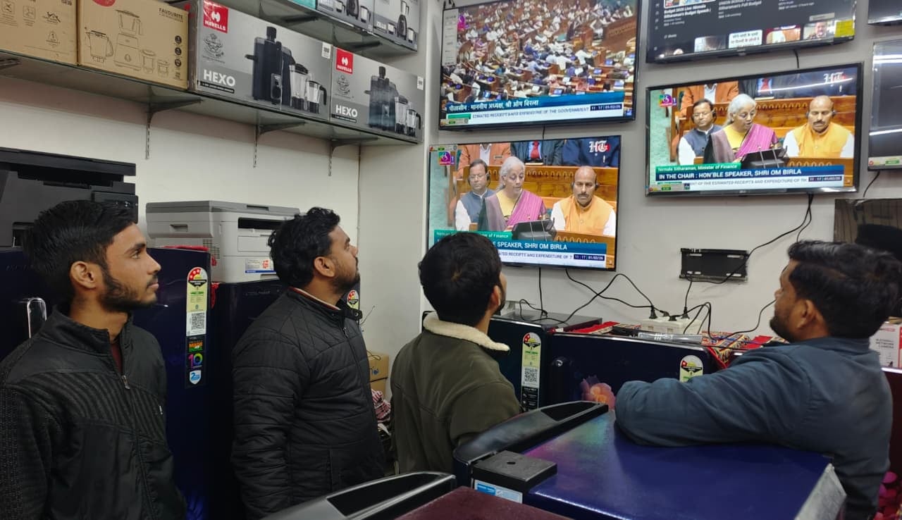 बजट पर चर्चा करते व्यापारी। संवाद